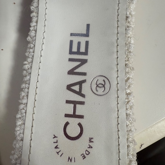 White Chanel slides w pearl accent - Picture 8 of 9